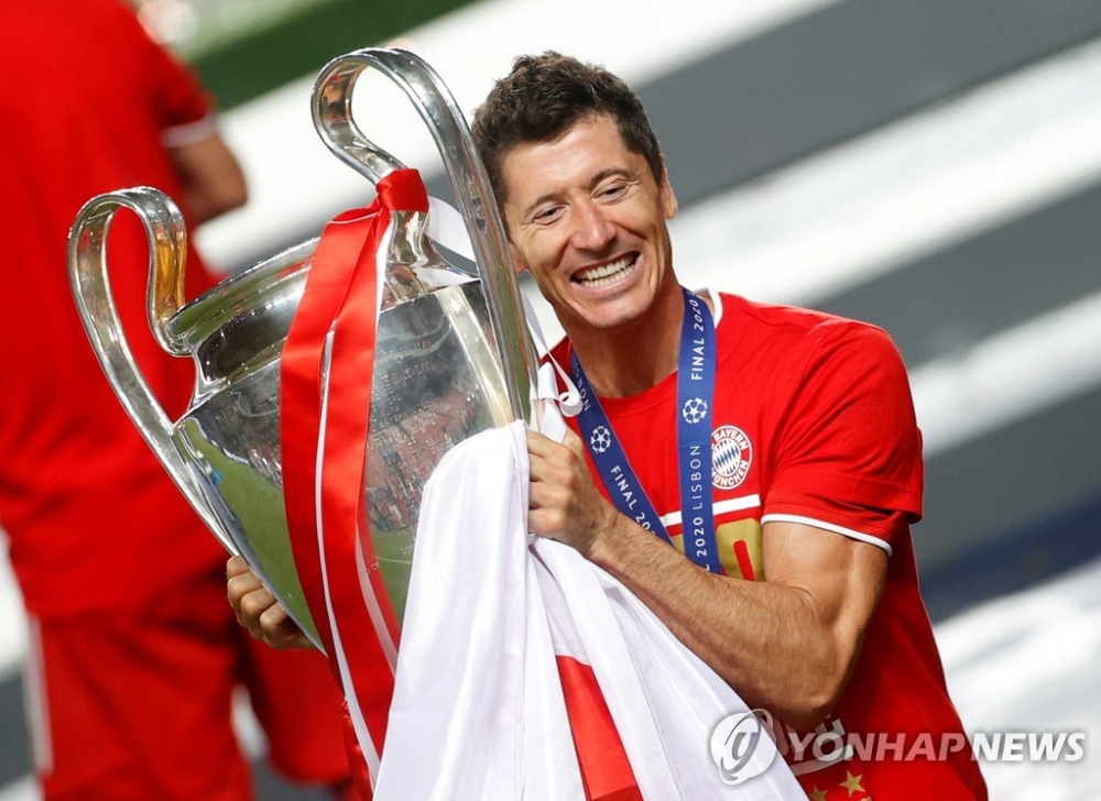 호날두, 메시?...2020년 축구의 신은 레반도프스키,,,득점왕 트레블 달성