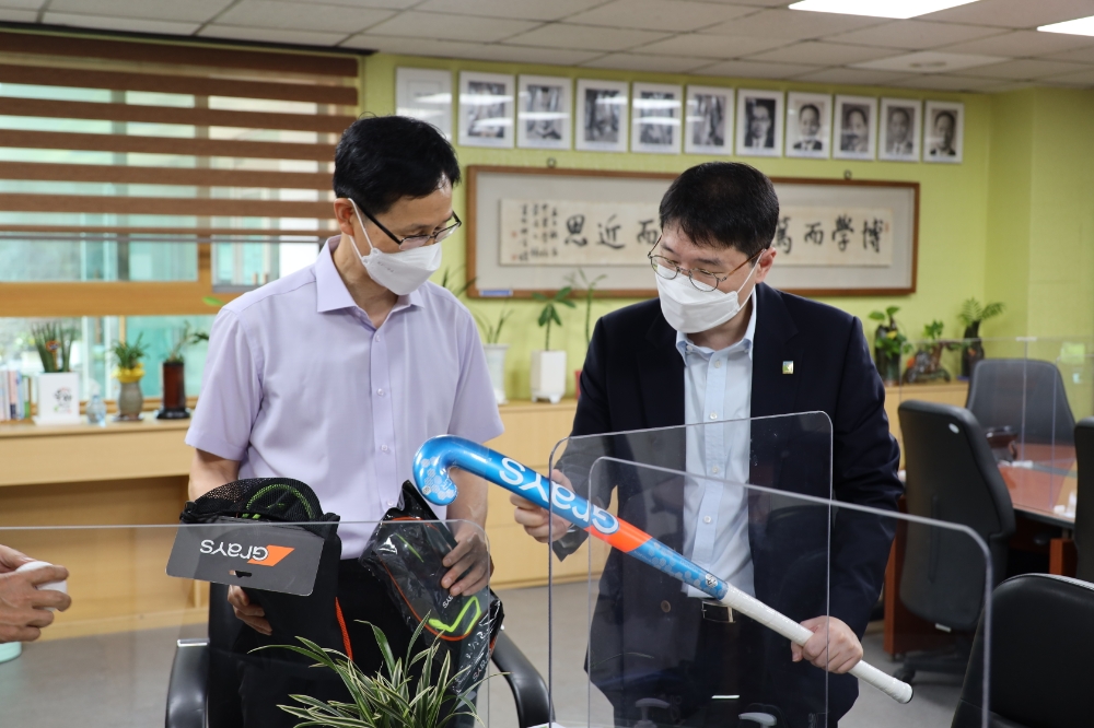 서울 중동중학교, 내년부터 전국 첫 하키동아리 활동 시작…대한하키협회 이상현 회장, 장비 및 전문 강사 파견 등 전폭적인 지원 약속