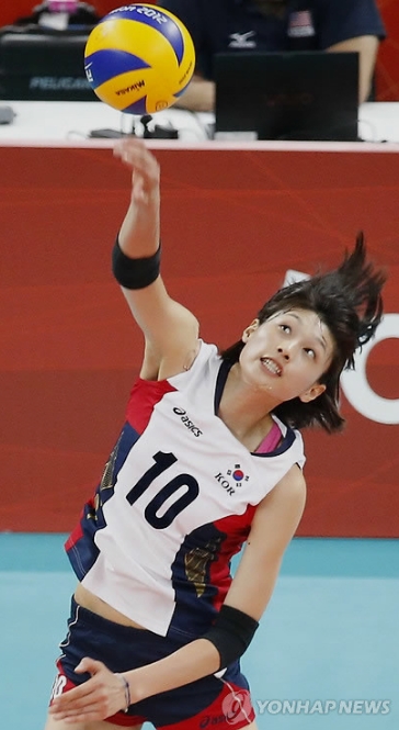 [스포츠박사 기자의 스포츠용어 산책 468] 스파이크 서브(Spike Serve)는 일본식 영어, 점프 서브(Jump Serve)가 맞다