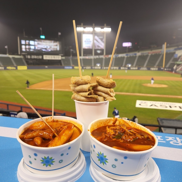 야구 팬들의 먹거리 확대 잠실야구장에 신규 맛집으로 떡볶이 어묵 닭강정 입점