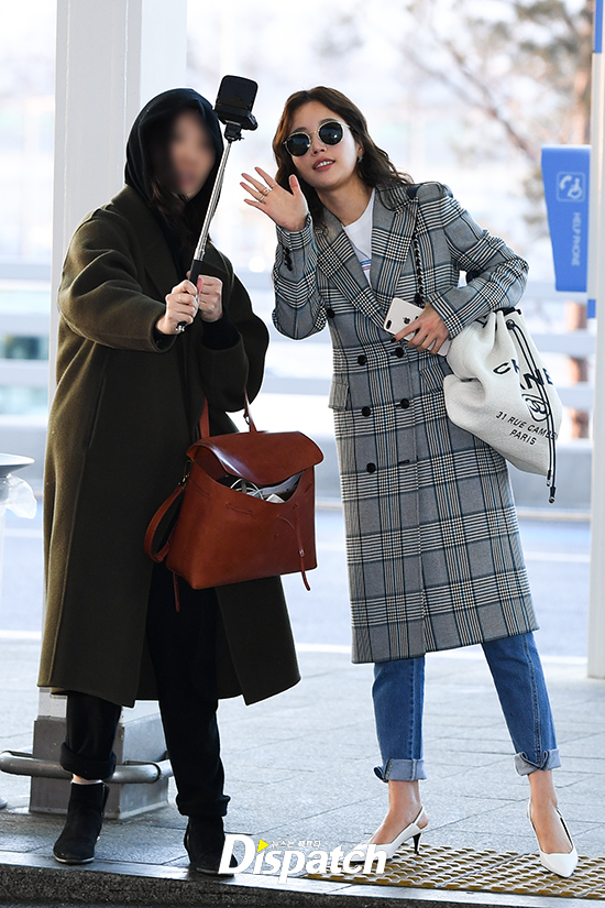 [현장포토] 셀피에 빠졌어…기은세, 출국길 인증샷