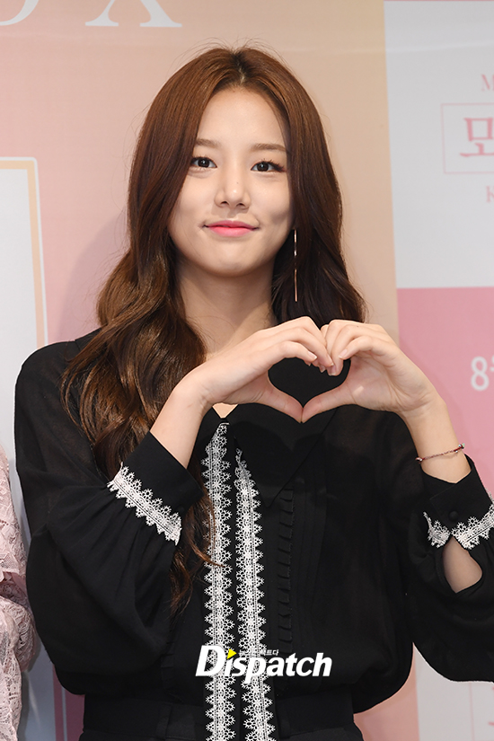[현장포토] 책 읽어주는 예쁜 아이돌…솔빈, 미녀의 품격
