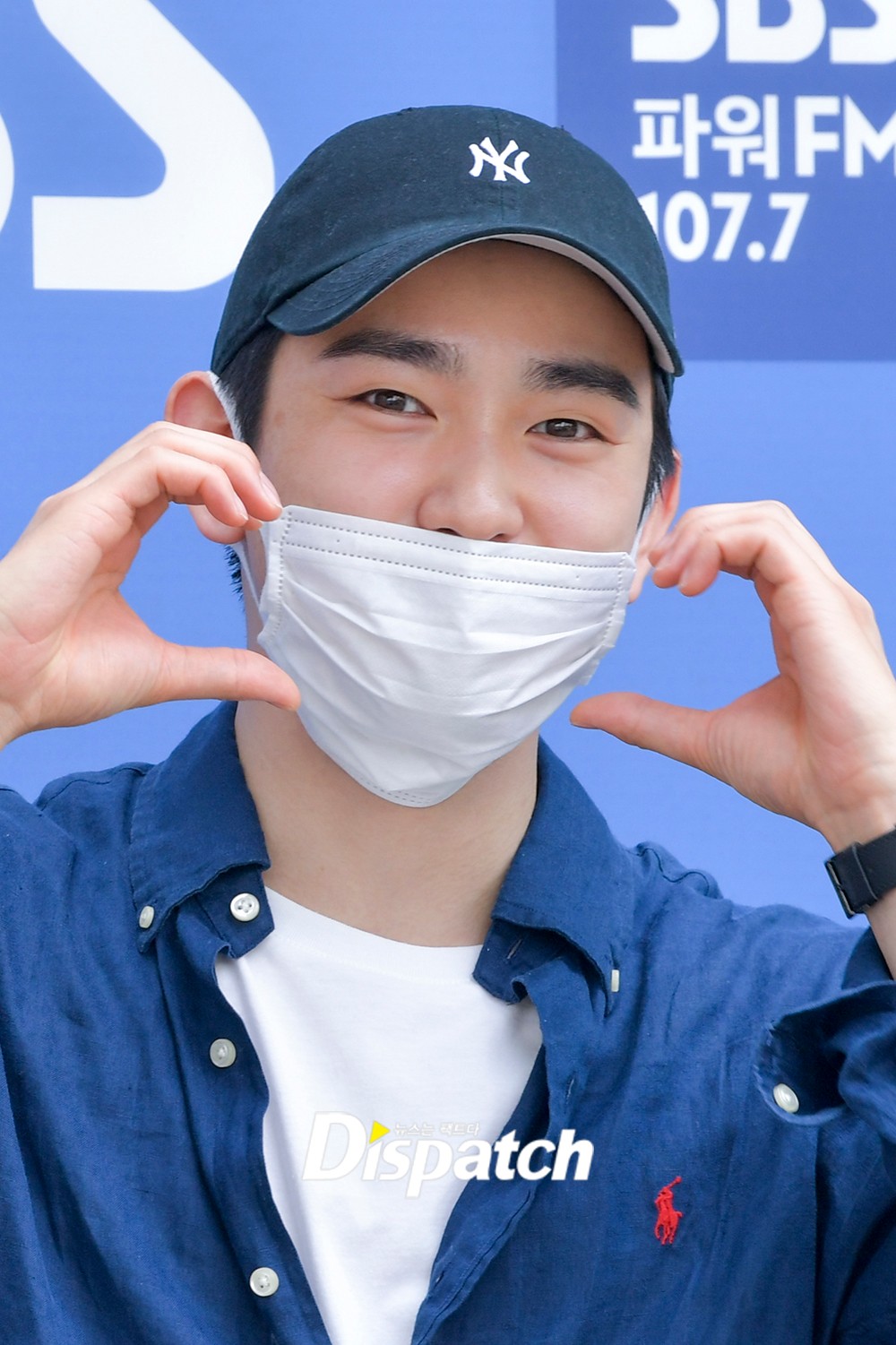 [현장포토] “오늘, 포즈 자판기”…박진영, 유쾌한 출근길