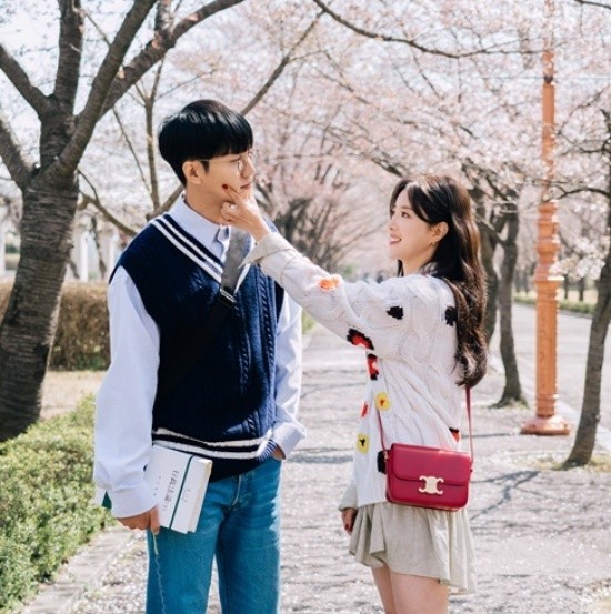 이승기·이세영, 법대생 커플…‘법대로 사랑하라’, 설레는 스틸