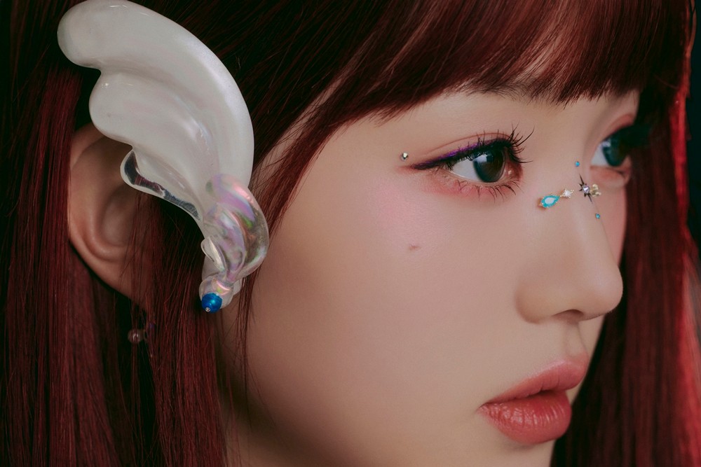 빨강머리, 그리고 날개?…원영·레이·이서, 판타지 콘셉트
