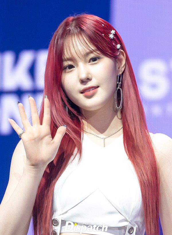 [현장포토] 시선이 멈춘다…김채현, 강렬한 레드헤어