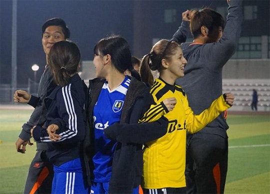 대학교 여자축구 동아리 지도해주는 서울이랜드 선수들의 숨길수없는 표정 JPG | 인스티즈