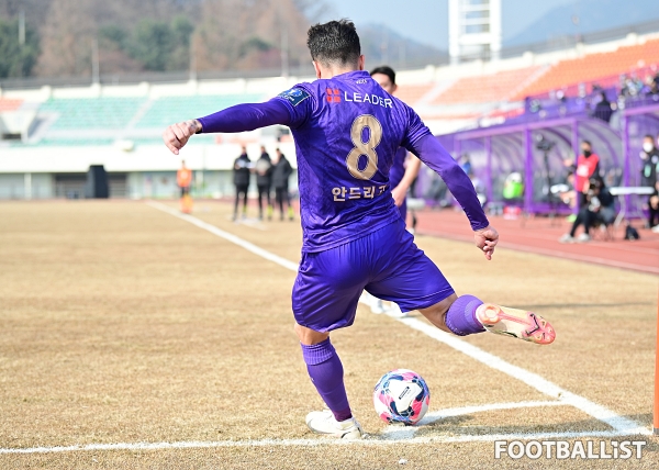 [포토] 코너킥 시도하는 안양 안드리고