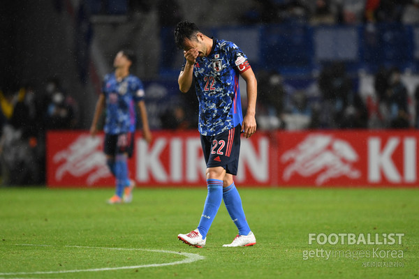 '요시다 3실수' 일본, 튀니지에 0-3 충격패