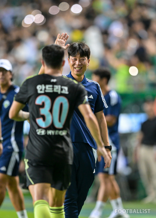 [포토] 안드리고 득점에 환한미소 김두현 감독