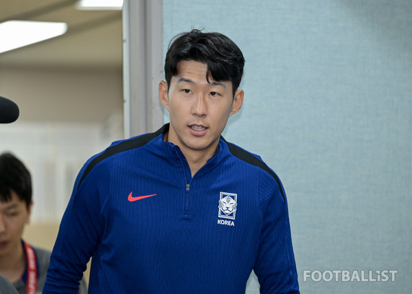 [포토] '반갑습니다' 기자회견장 입장하는 손흥민