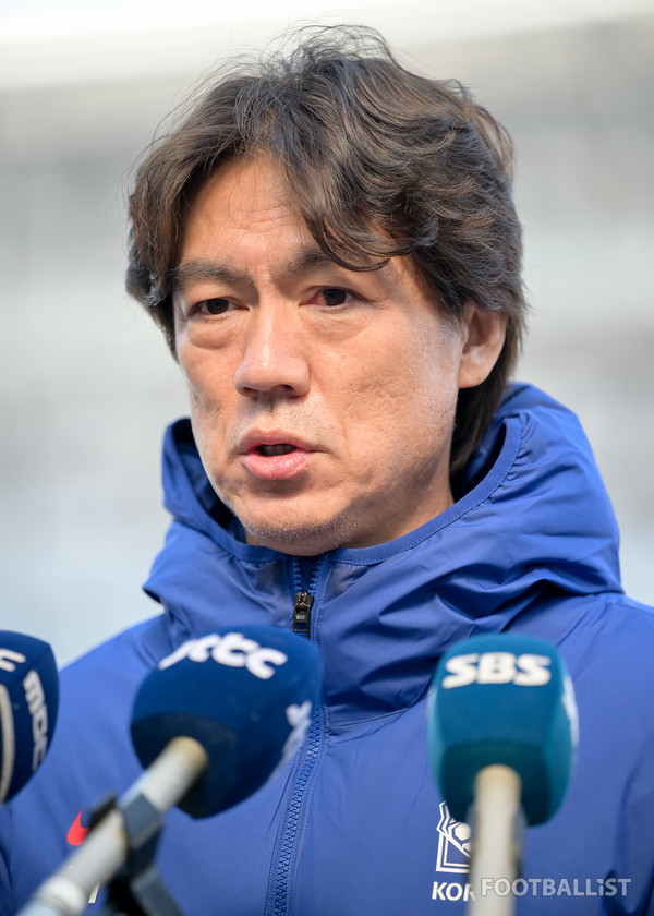 [포토] '훈련 전 인터뷰' 홍명보 감독