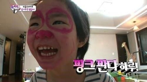 타블로 하루 립스틱 놀이…하루 핑크팬더 변신 귀여워