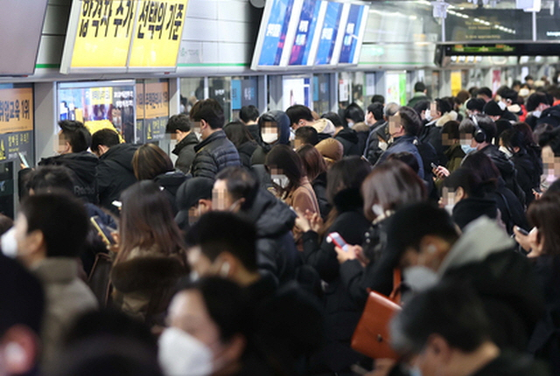 밤 10시면 사람들 바글바글…지하철 감축 운행 해제한다