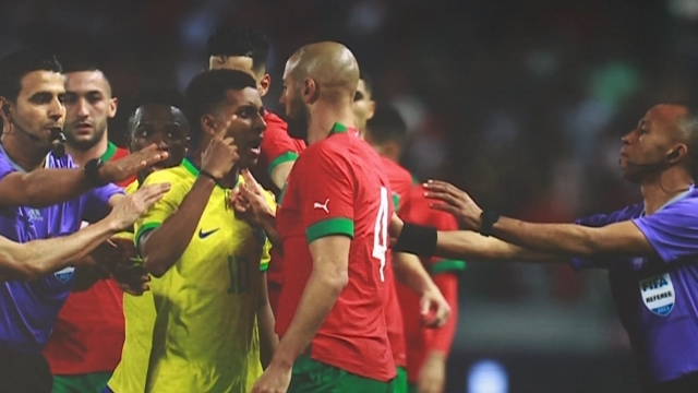 모로코의 '역습' 브라질 격파…울고 웃는 이변의 축구