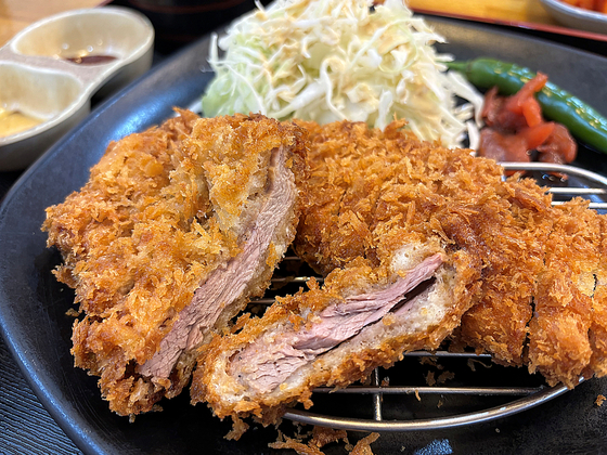 [르포+] 홍대 한복판 사정 여의찮으면 대접…마음 내어주는 돈가스집