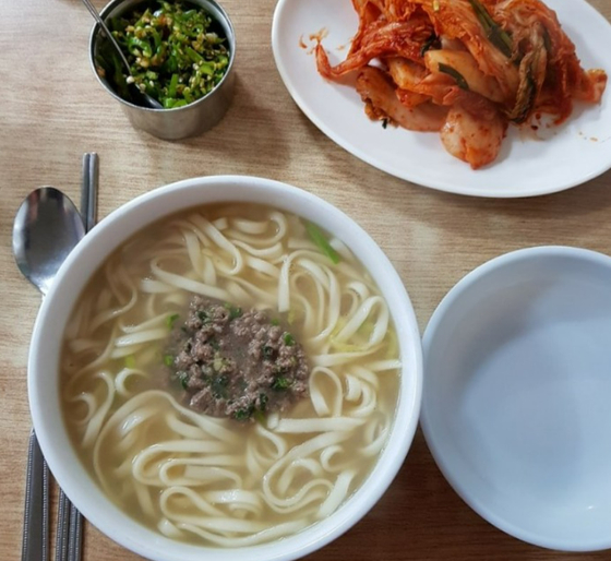 휴가 나온 육군 장병 밥값 내주고 묵묵히 떠난 시민 감동사연