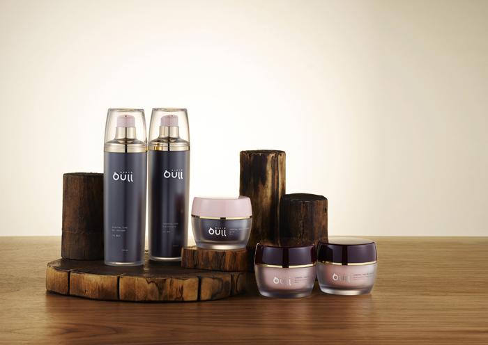 Cosmetic brand draws consumers with harmony