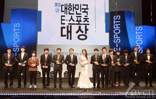 [e스포츠 대상] 최강의 LoL 팀 SK텔레콤 T1 K, 영광의 대상 차지