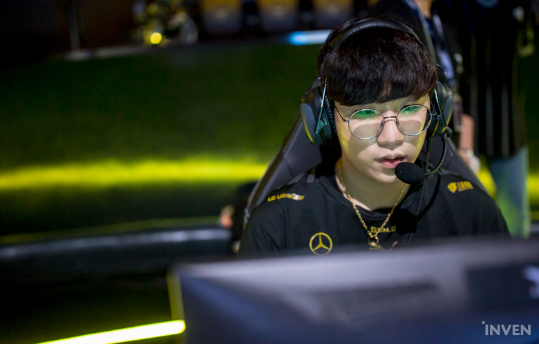 [LCK 서머] 펜타킬 노리는 룰러와 안정적인 젠지, 1세트 선승