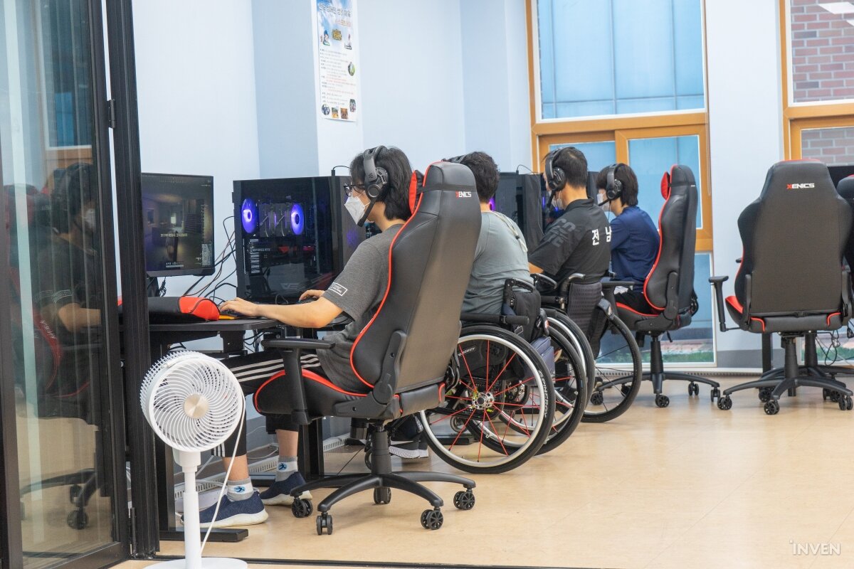 [르포] 장애인만을 위한 첫 e스포츠 센터, 직접 가봤습니다