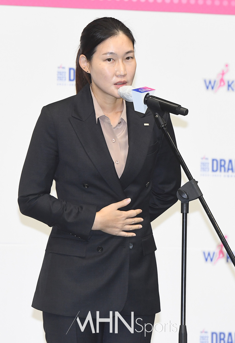 신인선수 지명하는 BNK 박정은 감독[포토]