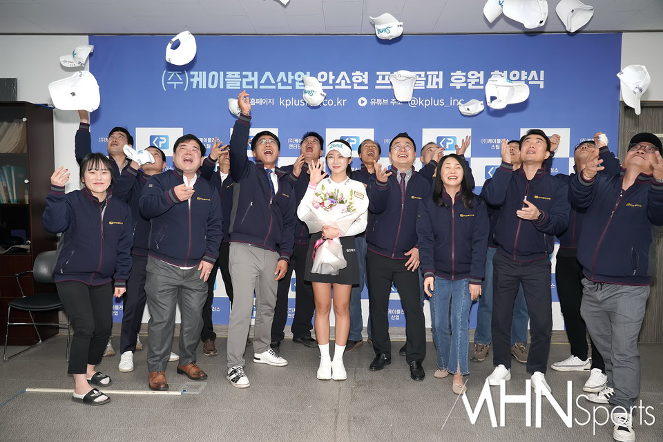 [Ms포토] 안소현 케이플러스산업 직원들과 함께 모자 파이팅