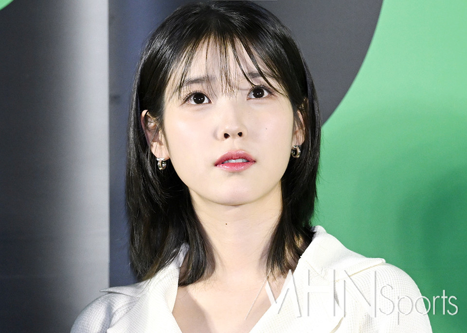 아이유 청순미 끝판왕...거지존 헤어 모범 답안 미모 [이현지의 타임]