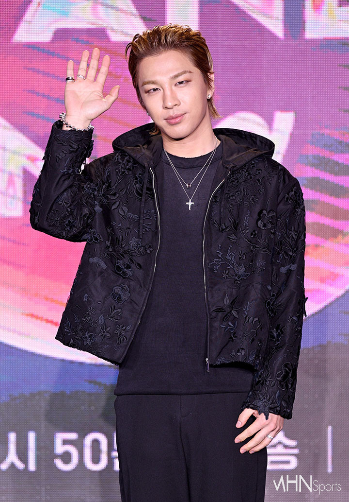 [mhn포토] 태양 멋지게 손인사