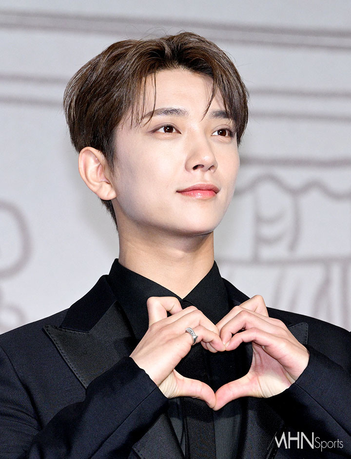 [mhn포토] 세븐틴 조슈아 귀여운 고양이 하트
