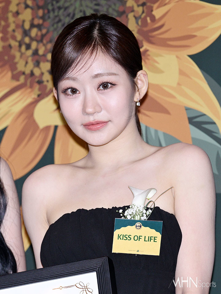 [mhn포토] 키스오브라이프 쥴리 쇄골 돋보이는 오프숄더