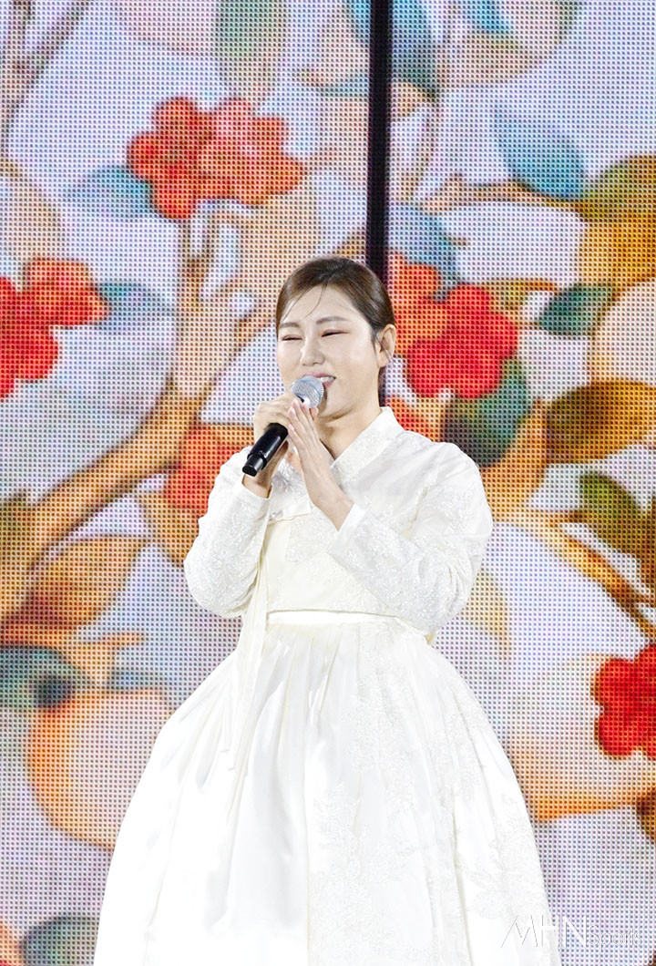 [mhn포토] 송가인 한복 잘 어울리는 가인이어라~