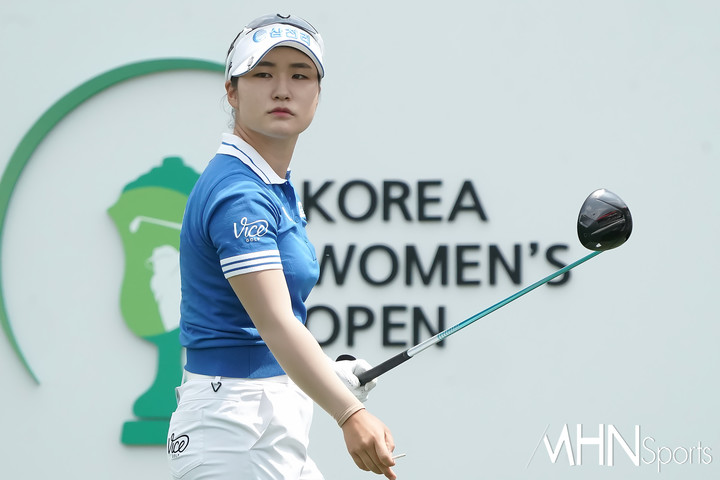 [mhn포토] 최가빈, 타구는 오른쪽이다
