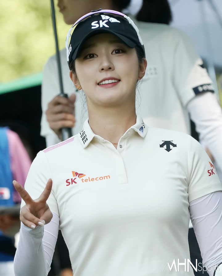 [mhn포토] 김재희, 우승 노리는 승리의 브이
