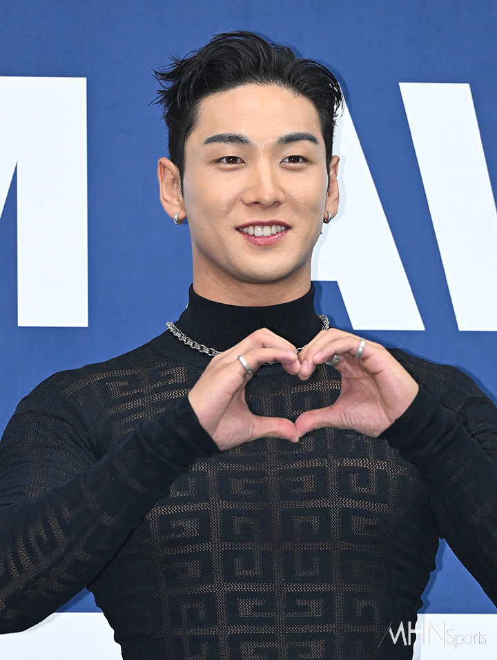 [mhn포토] 백호 섹시 하트