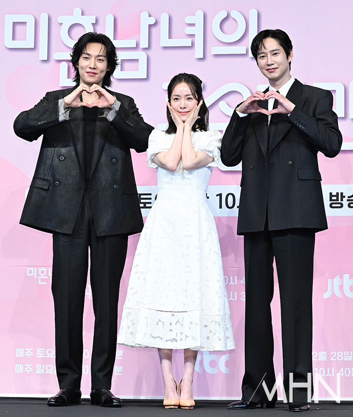 [포토] 이기택-한지민-박성훈 '미혼남녀의 효율적 만남'