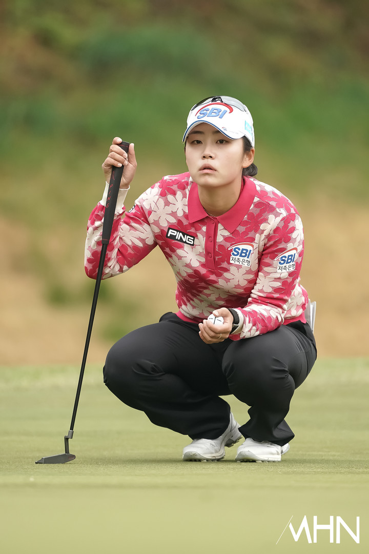 [mhn포토] 김지윤, 여기 저기 꼼꼼하게 살핀다