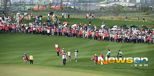 [포토엔]한국여자오픈 ‘챔피언조 뒤따르는 구름 갤러리 ’