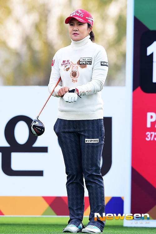 [포토엔]윤슬아 ‘쌀쌀해진 날씨에 두터워진 패션’