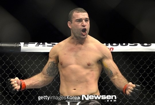 쇼군 TKO, 생프뢰에 34초만 참패..팬들 “이제 노쇠했다”