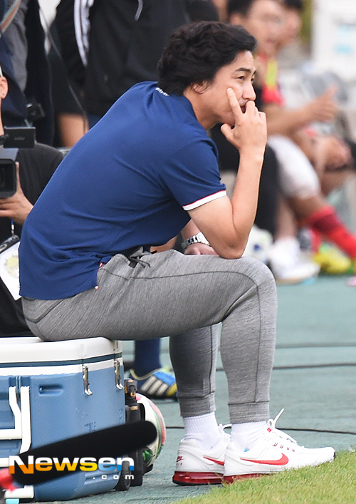 [포토엔]청춘FC 안정환감독 ‘아이스박스에 앉아서 경기 집중’