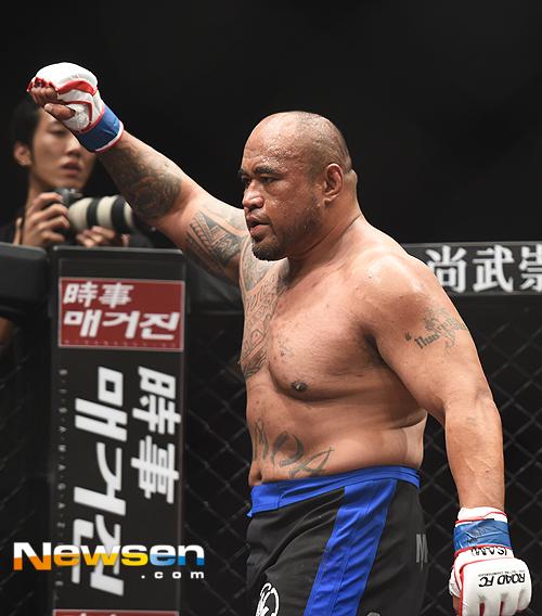 [포토엔]팔 번쩍 마이티 모 ‘1라운드에 끝냈어’