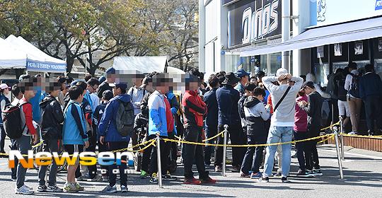 [포토엔]2015포스트시즌 첫 매진 마산구장 ‘매표소앞에 모인 마산 아재들’