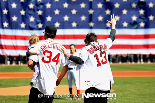 ‘Boston Strong’ 마운드에 오르는 특별한 시구자들[포토엔]