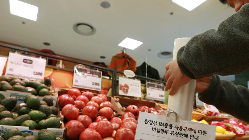 4월부터 대형상점서 비닐봉투 전면 금지…적발시 과태료
