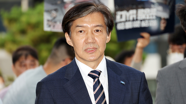 文 전 사위 특혜채용 의혹 조국 참고인 출석…3년째 먼지털이 수사