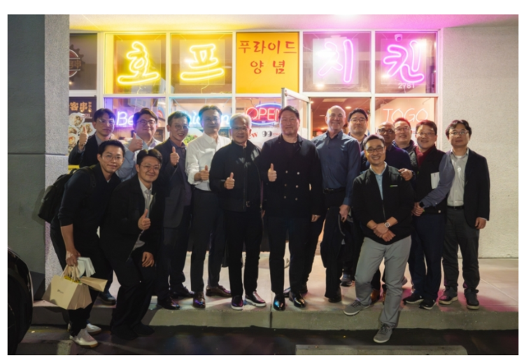 최태원·젠슨황, 미국서 '치맥 회동'…딸들도 나란히 동행