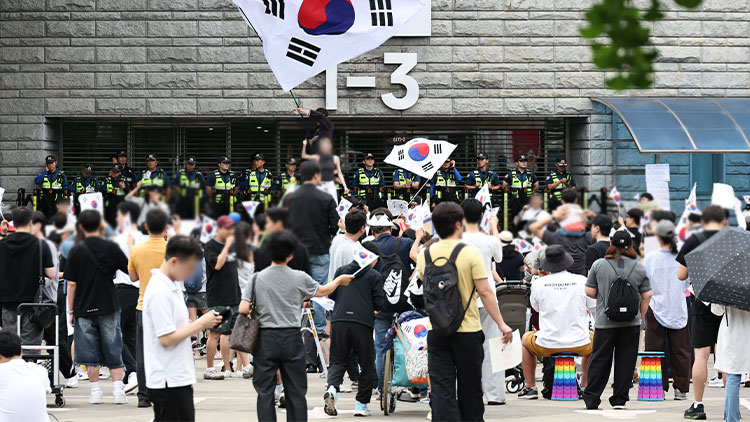 "태극기만 흔들자" 2030 출퇴근식 잠실개표소 시위에…강경 보수는 '불만'