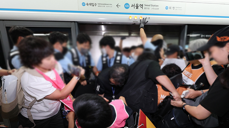 전장연 출근길 지하철 시위…서울역 무정차 통과
