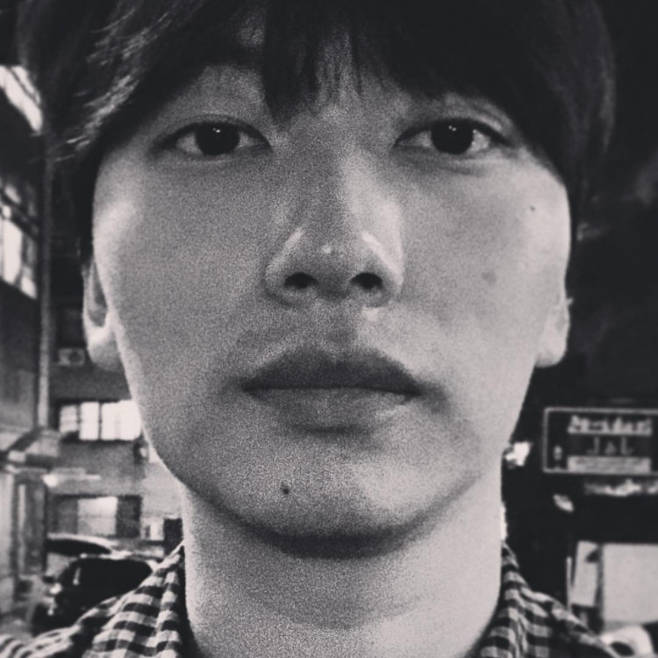 이동휘, 흑백 사진 속 꽉 찬 얼굴…‘아련’